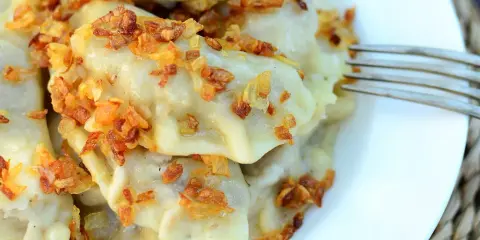 Pyszne pierogi z kaszą gryczaną i serem, posypane chrupiącą cebulką. Sprawdzony przepis na domowy obiad.