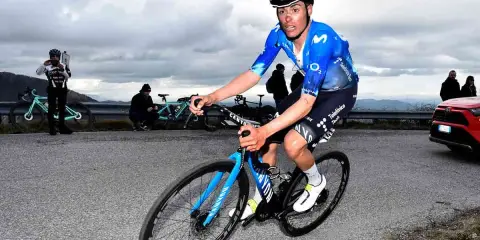 Radfahrer des Movistar Teams in voller Fahrt auf einer Bergstraße.