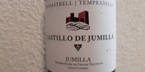 Flaschenetikett für Castillo de Jumilla Wein, mit Monastrell und Tempranillo Trauben. Ein Schloss-Symbol ziert das Etikett.