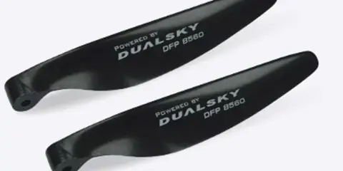 Zwei schwarze Propeller, Modell DFP 8560 von DualSky, bereit für den Einsatz.