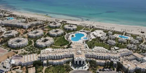 Widok z lotu ptaka na kompleks hotelowy Vincci Helios Beach z basenami i plażą. Wiele pozytywnych vincci helios beach opinie potwierdza urok tego miejsca.