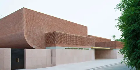 Das Musée Yves Saint Laurent in Marrakesch, ein Meisterwerk aus Ziegeln und Stein, lädt zu einer Reise durch die Mode ein.