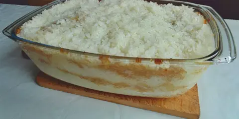 Zapiekany ryż z jabłkami i cynamonem w szklanej formie.