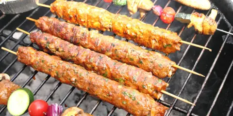 Aromatyczne mięso mielone na grilla, w towarzystwie warzyw, nabiera apetycznego koloru.