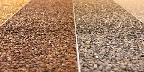 Próbki kamiennego dywanu na balkon: brązowy, szary i żółty. Idealny na taras.
