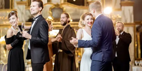 Elegancka para tańczy, czar wódki unosi się w powietrzu. W tle inni goście bawią się na balu.