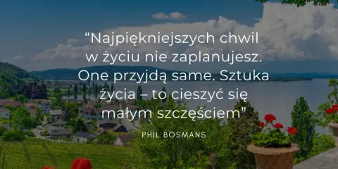 Piękny krajobraz z jeziorem i miasteczkiem. Cytaty o życiu przypominają, by cieszyć się chwilą i małym szczęściem.