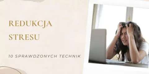 Młoda kobieta z nerwowością i agresją przyczynami stresu, chwyta się za głowę przed laptopem. Redukcja stresu.
