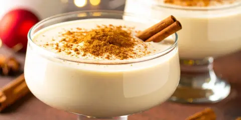 Délicieuse mousse speculoos crémeuse, saupoudrée de cannelle et garnie d'un bâtonnet. Parfait pour les fêtes.