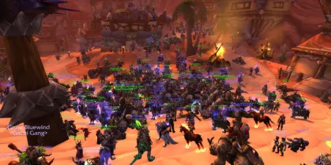 Tłum graczy w World of Warcraft na Xbox, przygotowujący się do bitwy.