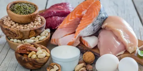 Różnorodne źródła białka i zdrowych tłuszczów: ryba, mięso, kurczak, jajka, orzechy, nasiona i jogurt. To wszystko to lipidy co to za składniki odżywcze.