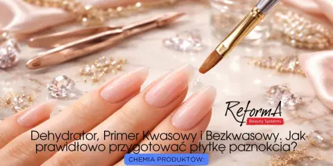 Dłonie z idealnym manicure, pędzelek z produktem. Dowiedz się, czy wybrać primer kwasowy czy bezkwasowy do przygotowania paznokci.