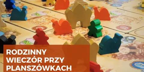 Kolorowe pionki na planszy, jakby przygotowane do gry roku. Rodzinny wieczór przy planszówkach.