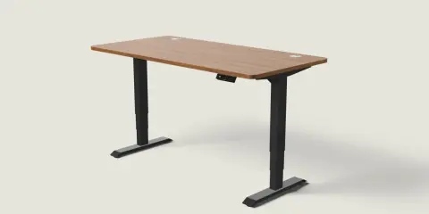 Bureau réglable en hauteur, idéal pour alterner position assis debout. Plateau bois, pieds noirs.