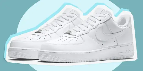Zwei weiße Nike Air Force 1 Sneaker. Achte auf Details, um ein **nike air force 1 fake erkennen** zu können.