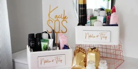 Koszyk ratunkowy z kosmetykami dla Natalii i Filipa. Złote napisy "Kacik SOS" i "Natalia & Filip" dodają uroku.