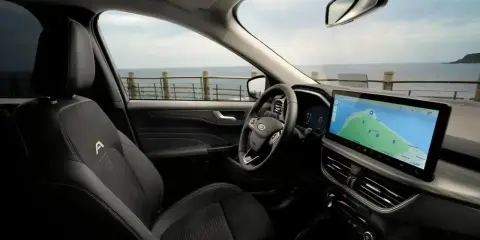 Wnętrze Ford Kuga z nawigacją na ekranie. Sprawdź atrakcyjną ford kuga cena i wybierz się na wakacje nad morze.