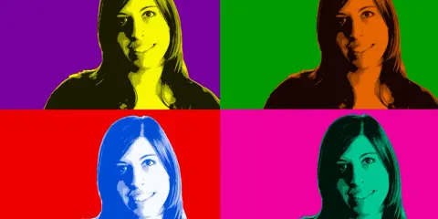 Retrato de mujer con efecto Andy Warhol en cuatro paneles de colores vibrantes: morado, verde, rojo y rosa.