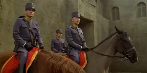 Ufficiali a cavallo in uniforme, in attesa ai confini del forte, come nella trama de "Il deserto dei tartari".