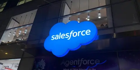 Nocą świeci niebieska chmura z logo Salesforce. To miejsce, gdzie szukamy inspiracji do pracy i rozwoju kariery w branży technologicznej.