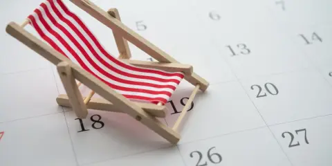 Mini leżak na kalendarzu symbolizuje dni wolne od pracy USA. Czas na odpoczynek i wakacje!