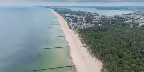 Mielno atrakcje: szeroka plaża, las sosnowy i morze Bałtyckie. Widok z lotu ptaka na nadmorski kurort.