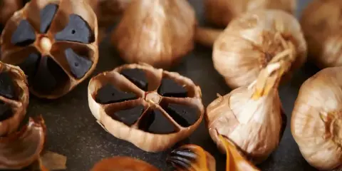 Aglio nero, un alimento dal sapore unico, studiato per il suo potenziale impatto sulla glicemia.