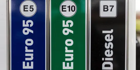 Trzy dystrybutory paliwa: Eurosuper 95 E5, Eurosuper 95 E10 i Diesel B7. Etylina E10 to nowsza opcja.