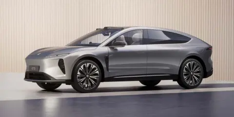 Nio ET9, un'elegante berlina coupé grigia, mostra un design futuristico con linee aerodinamiche e cerchi sportivi.