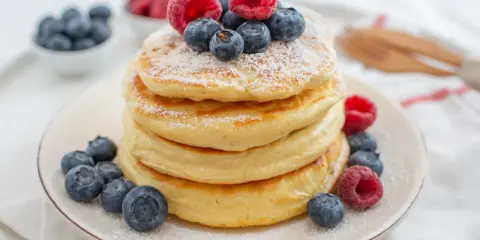 Puszyste pancakes z jagodami i malinami, idealne na zdrowe śniadanie. Ten przepis na zdrowe pancakes zachwyci każdego!