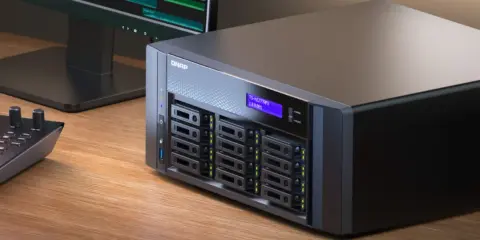 Un NAS server QNAP, prêt à stocker vos projets vidéo.