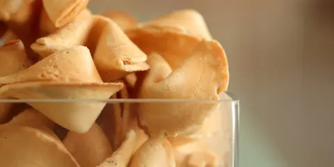 Ciastka z wróżbą: Prosty przepis krok po kroku na udaną zabawę!