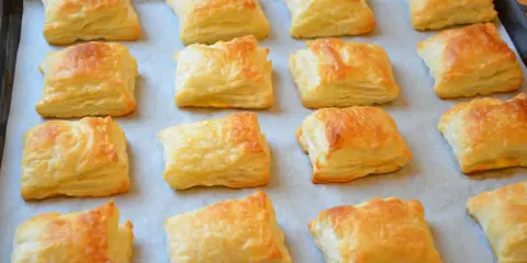 Puszyste ciastka z ciasta francuskiego, idealne na przekąskę.