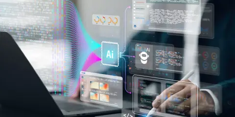 Un software architect diseña sistemas de IA, visualizando código y datos en pantallas holográficas.