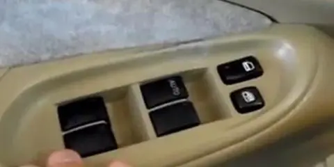 Panel de control de elevalunas del coche. Aprende como reparar interruptor de elevalunas para que funcionen perfectamente.