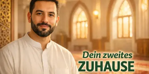 Ein Mann in traditioneller Kleidung lächelt vor einer Moschee. Der Text "Dein zweites Zuhause" und "Al Kabir" sind im Bild zu sehen.