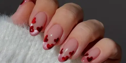 Walentynki paznokcie z sercem. Delikatny french manicure ozdobiony czerwonymi serduszkami, idealny na święto zakochanych.