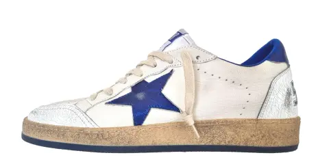 Białe sneakersy z niebieską gwiazdką, znane jako buty z gwiazdką, mają przetarty wygląd i niebieskie detale.