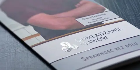 Ulotka z Damiana Zaborowskim, specjalistą ortopedii, reklamuje "Odmładzanie Stawów". Folia soft skin nadaje jej elegancki wygląd.