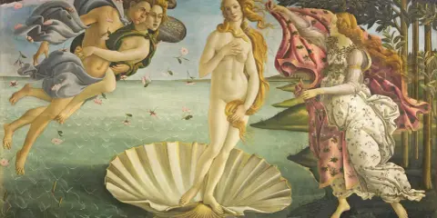 La Nascita di Venere agli Uffizi: Venere su una conchiglia, spinta da Zefiro e Aura, accolta da una ninfa.