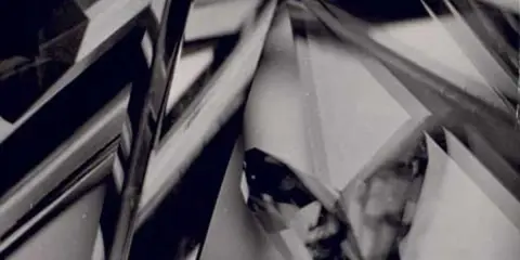 Forme geometriche astratte in bianco e nero, un'esplorazione visiva di Alvin Langdon Coburn.