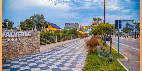 Passeggiata serale sul lungomare Valverde di Cesenatico, con il suo caratteristico pavimento a scacchi e le luci soffuse.