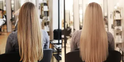 Przed i po tonowaniu włosów w domu: od naturalnego blondu do jednolitego, jasnego koloru.
