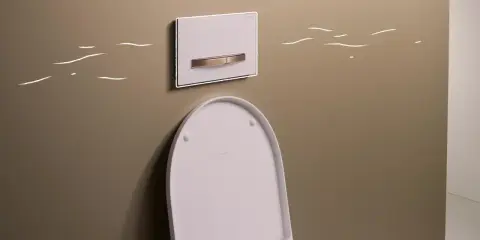 Nowoczesne WC z podtynkowym przyciskiem spłukującym, gotowe do podłączenia do odpływu.