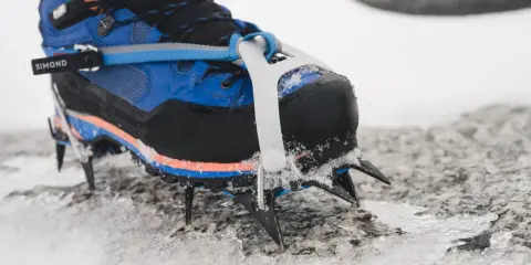 Buty do raków koszykowych Simond z zębami wbitymi w lód i kamień, gotowe na zimową wyprawę.