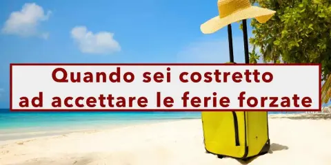 Valigia gialla e cappello di paglia su una spiaggia tropicale. Il testo recita: "Quando sei costretto ad accettare le ferie forzate", indicando che il datore di lavoro può imporre i permessi retribuiti.