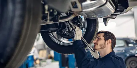 Ile zarabia właściciel warsztatu? Realne kwoty i czynniki zysku