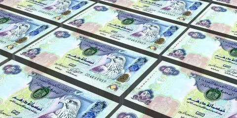 Paczka banknotów z Dubaju, pięćset dirhamów, z wizerunkiem sokoła. Waluta w Dubaju, symbol bogactwa i rozwoju.