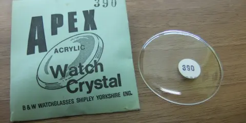 Un vetro esalite Apex, modello 390, pronto per sostituire il cristallo di un orologio.