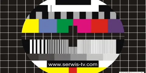 Test kolorów monitora: klasyczny obrazek testowy z kolorowymi pasami, czarno-białymi paskami i tekstem www.serwis-tv.com.